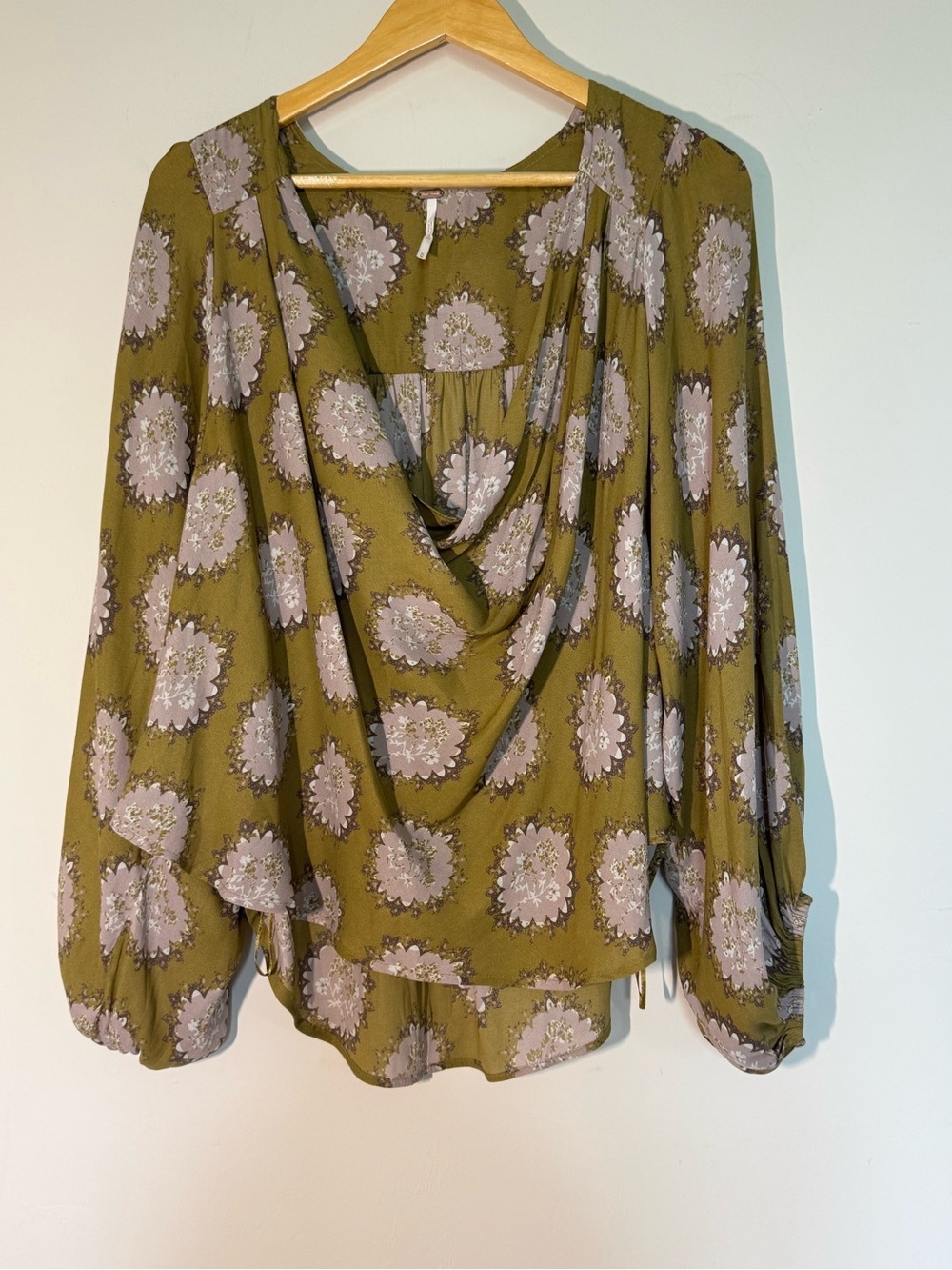 Free People Cowling Around Cowl Neck Floral Blouse Size M 🌿 - Picture 4 of 8